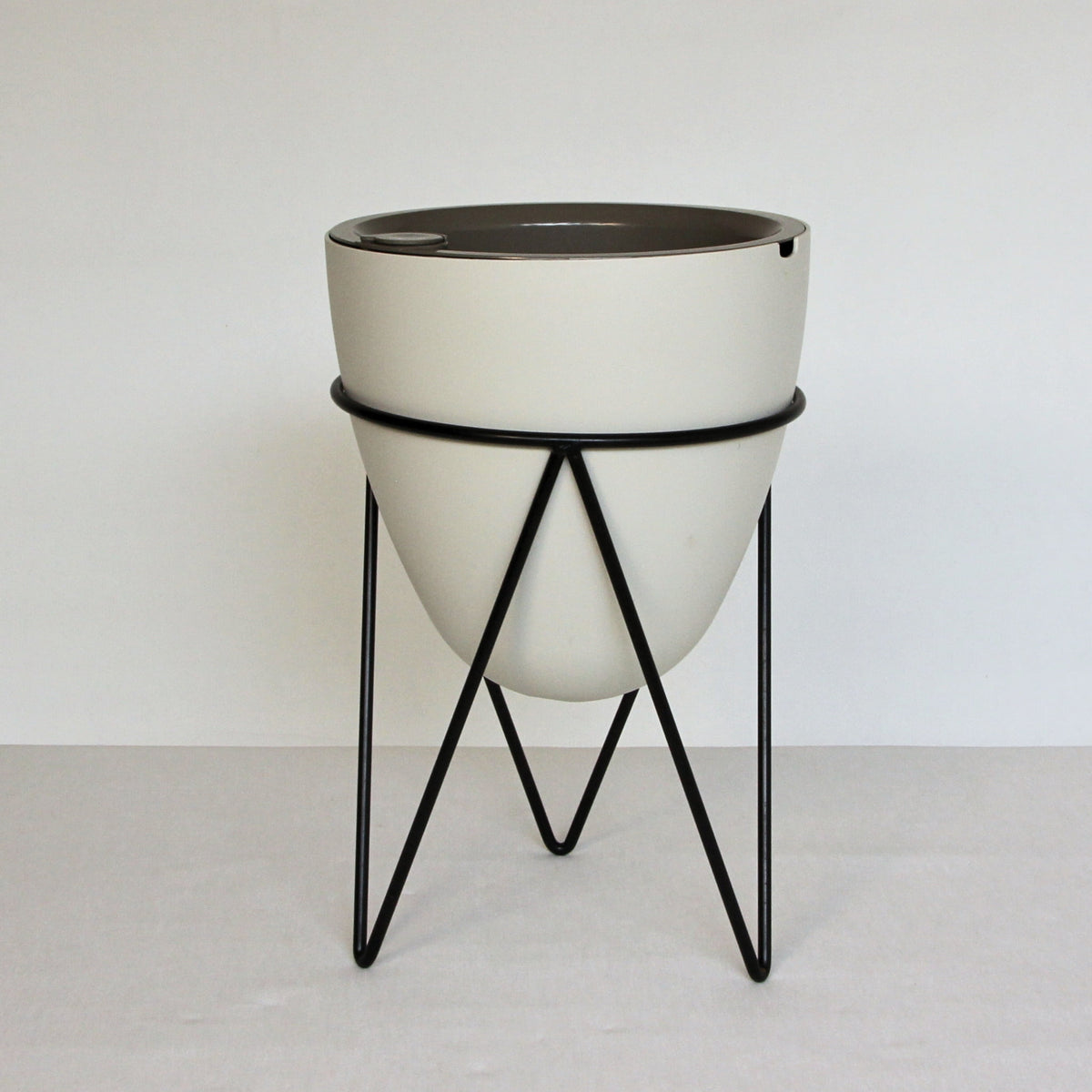 thirstypot egg planter studio shot with white background