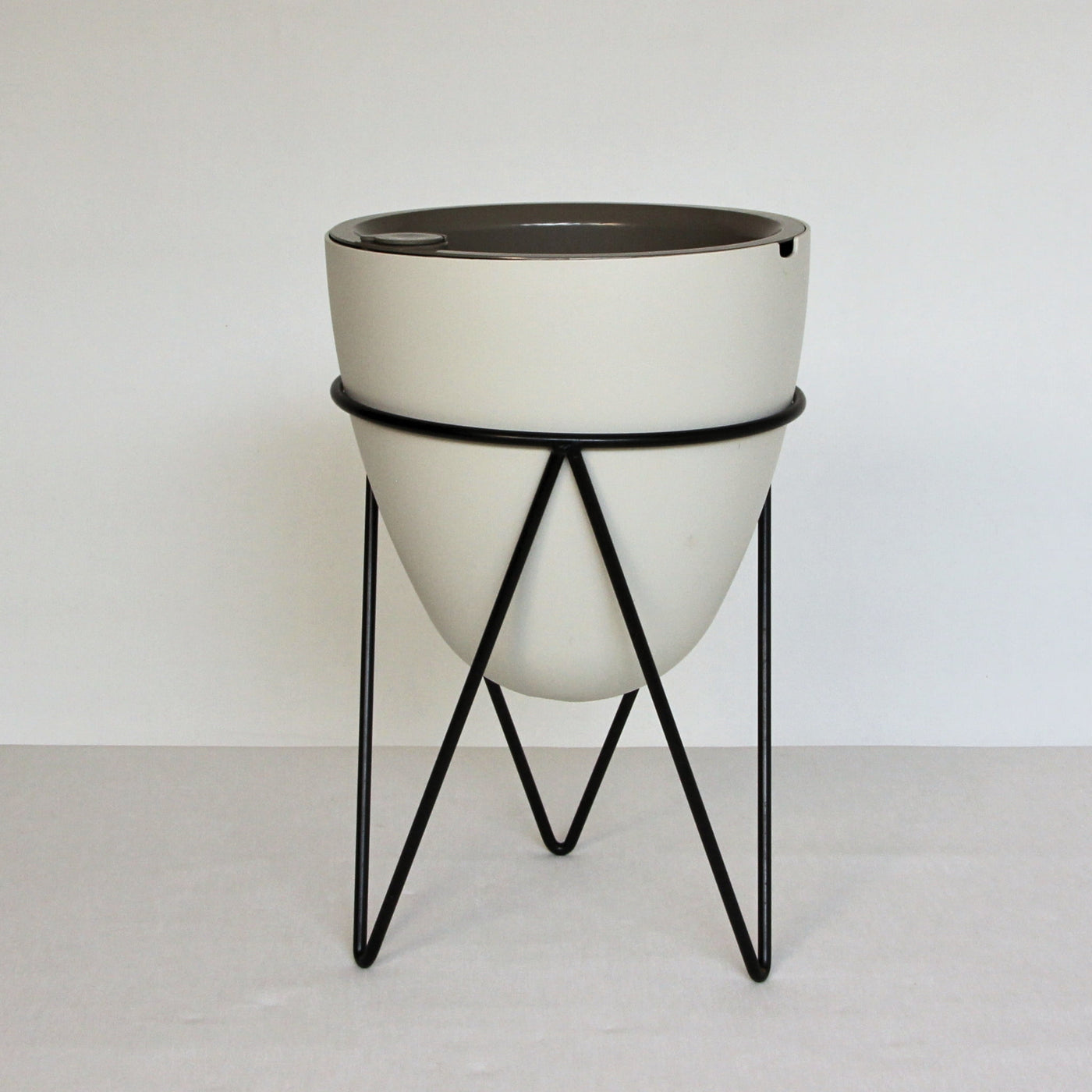 thirstypot egg planter studio shot with white background