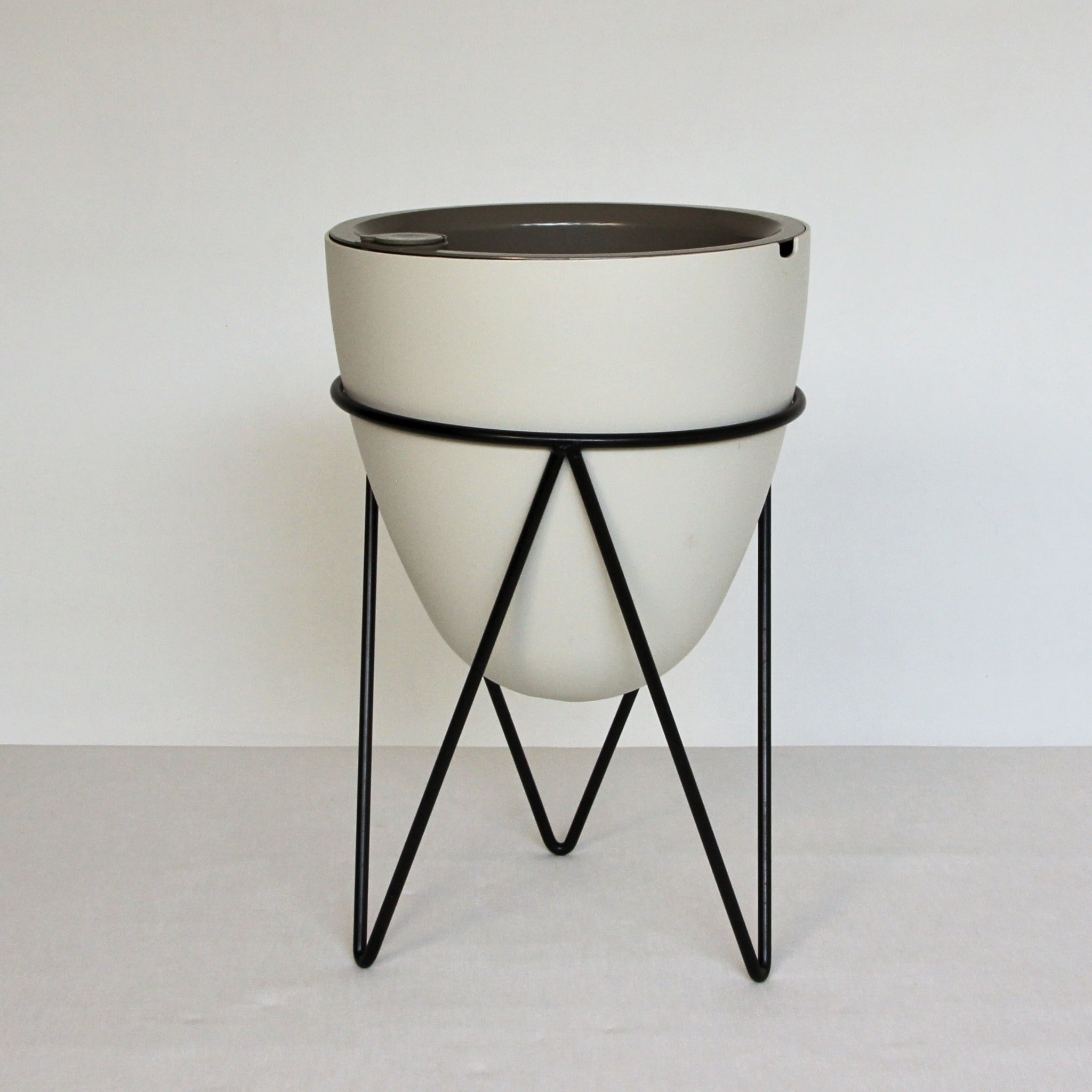 thirstypot egg planter studio shot with white background