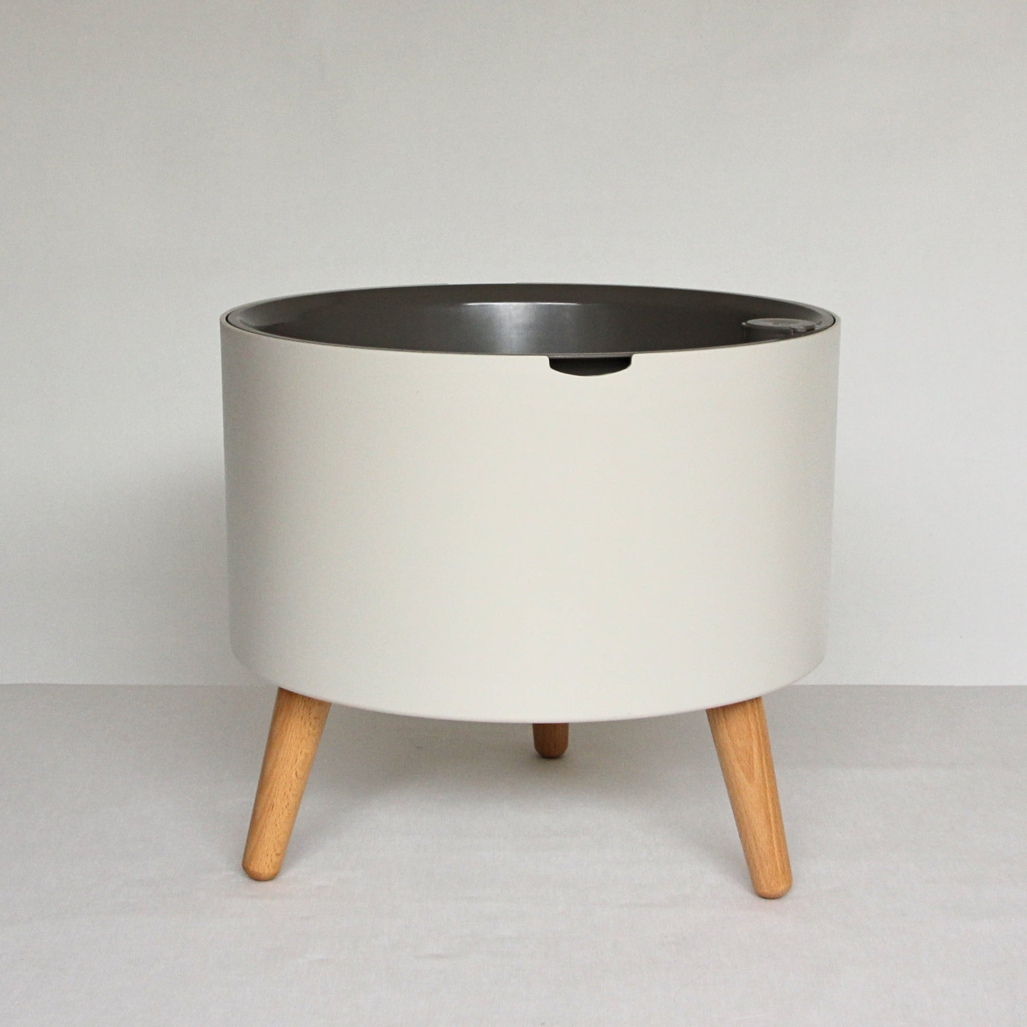 thirstypot round planter with short legs studio shot from front