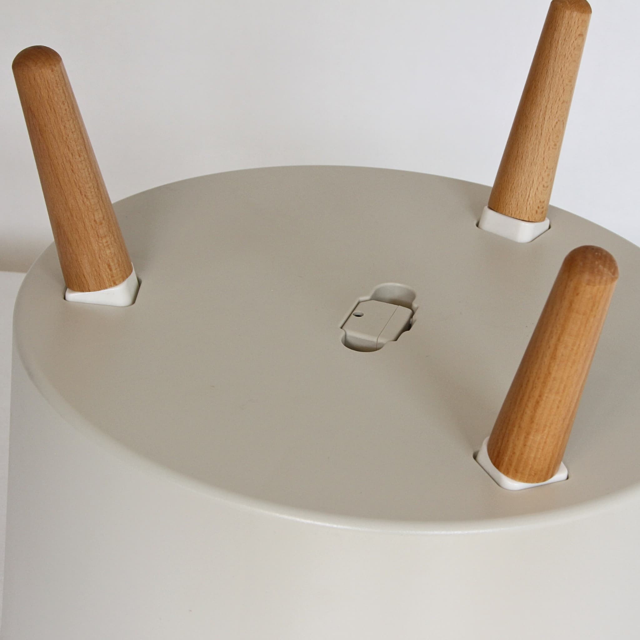 thirstypot round planter with short legs close-up of bottom showing sensor